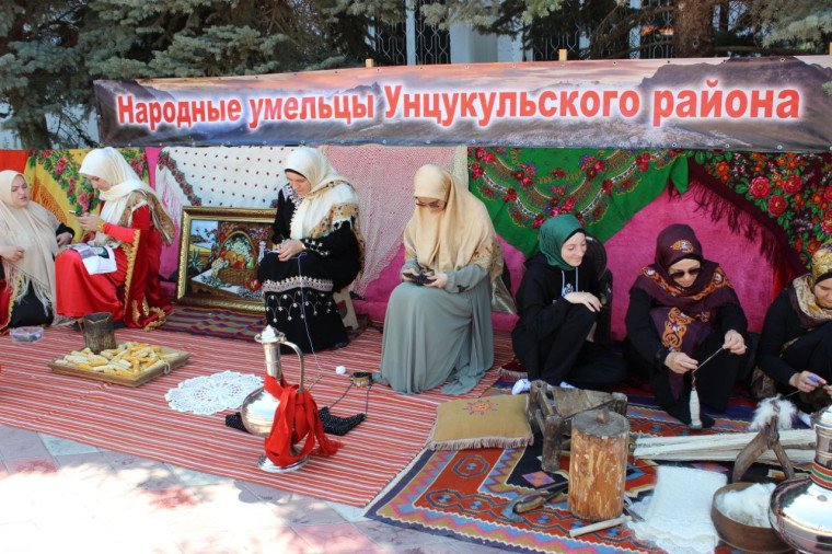 Работники учреждений культуры района одновременно представили мастер - классы по нескольким традиционным ремёслам. Работники учреждений культуры района одновременно представили мастер - классы по нескольким традиционным ремёслам.